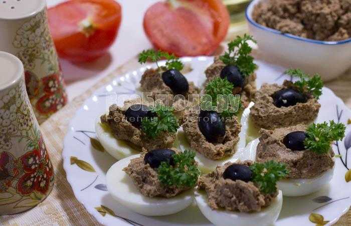 Яйца, фаршированные куриной печенью: рецепт с фото пошагово