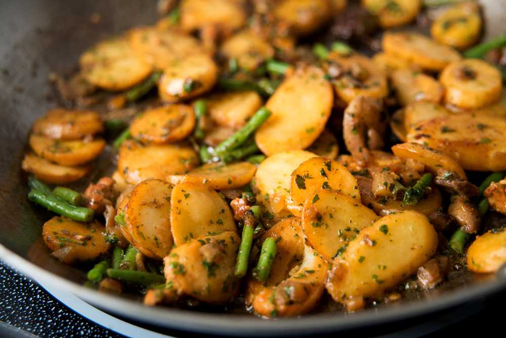 Картошка с грибами на сковороде со сметаной рецепт с фото пошагово - 1000.menu