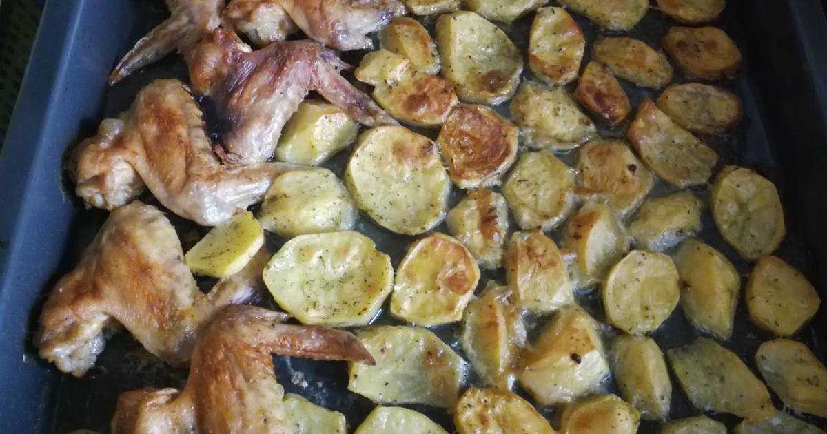 Куриные крылышки с молодым картофелем, запеченные в духовке