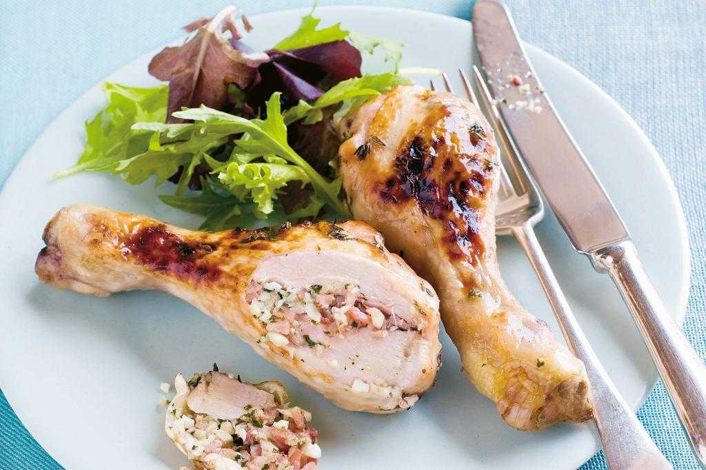Фаршированные куриные бедра (9 фото): рецепты приготовления филе из бедра курицы с грибами и черносливом на сковороде или в мультиварке