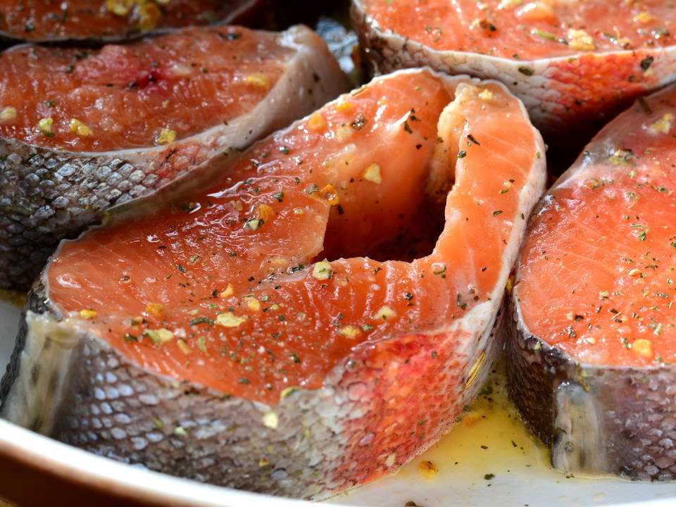 Двигаем на природу: 5 простых и вкусных рецепта лосося на гриле