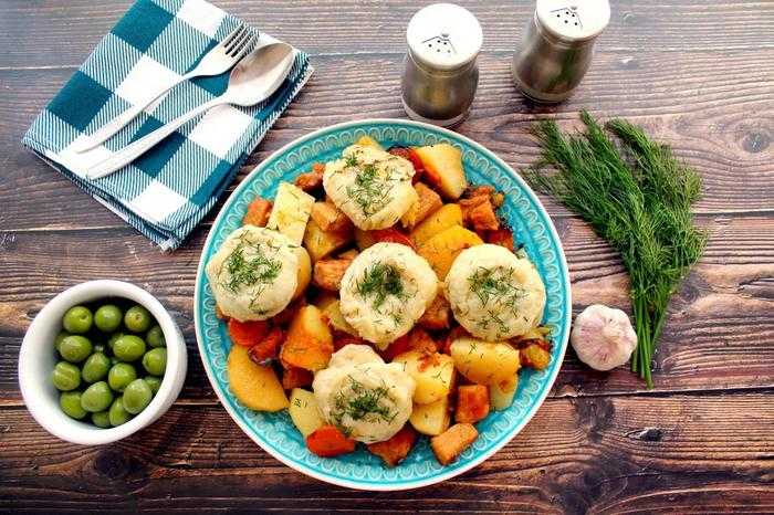 Картошка с фрикадельками под соусом в духовке - пошаговый фоторецепт