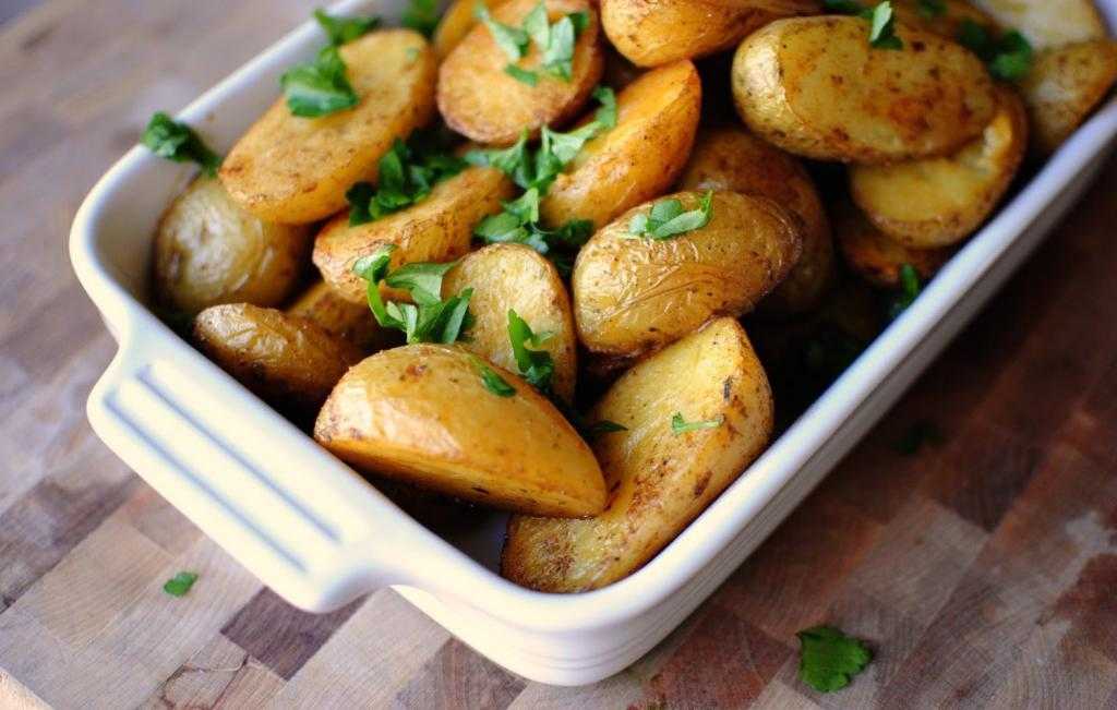 Картошка в мундире запеченная в духовке: как испечь целиком и дольками