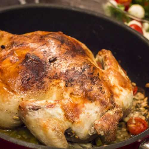 Курица в духовке целиком — 9 вкусных рецептов с хрустящей корочкой