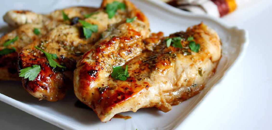 Курица, запеченная с чесночно-базиликовым маслом - рецепт с фото