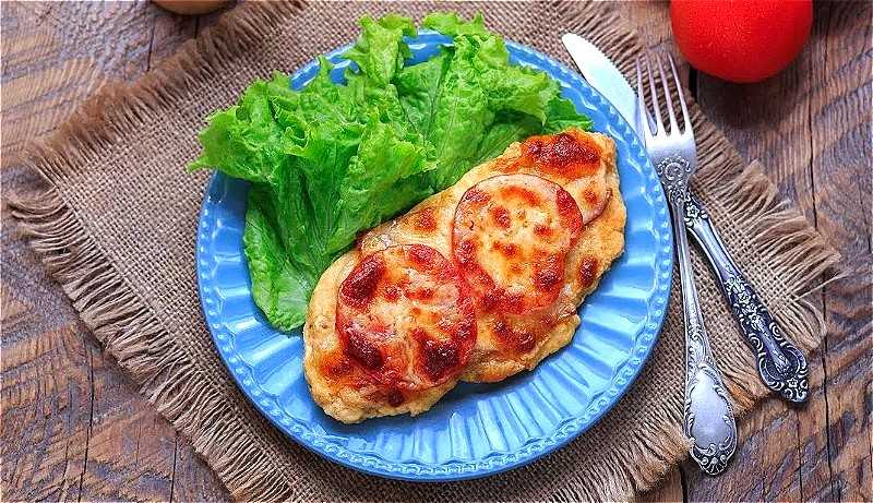 Куриные отбивные с помидорами и сыром в духовке – 6 быстрых рецептов