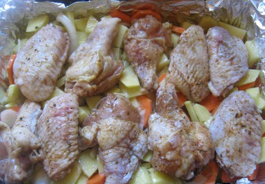 Крылышки с картошкой в духовке — 8 вкусных рецептов приготовления