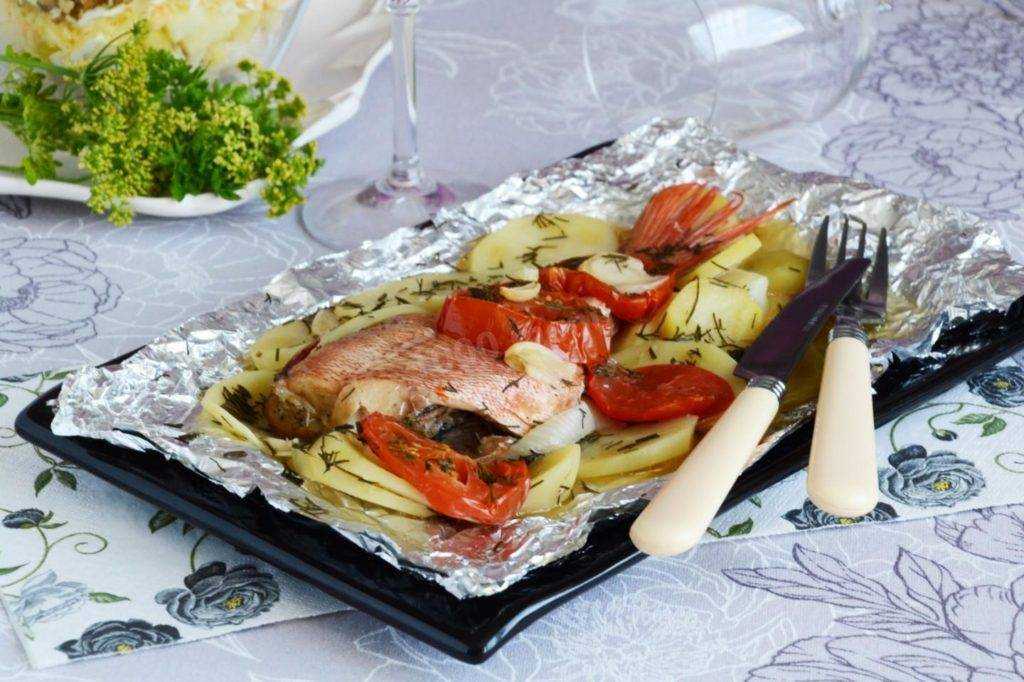 Скумбрия с картошкой в фольге в духовке рецепт с фото пошагово - 1000.menu