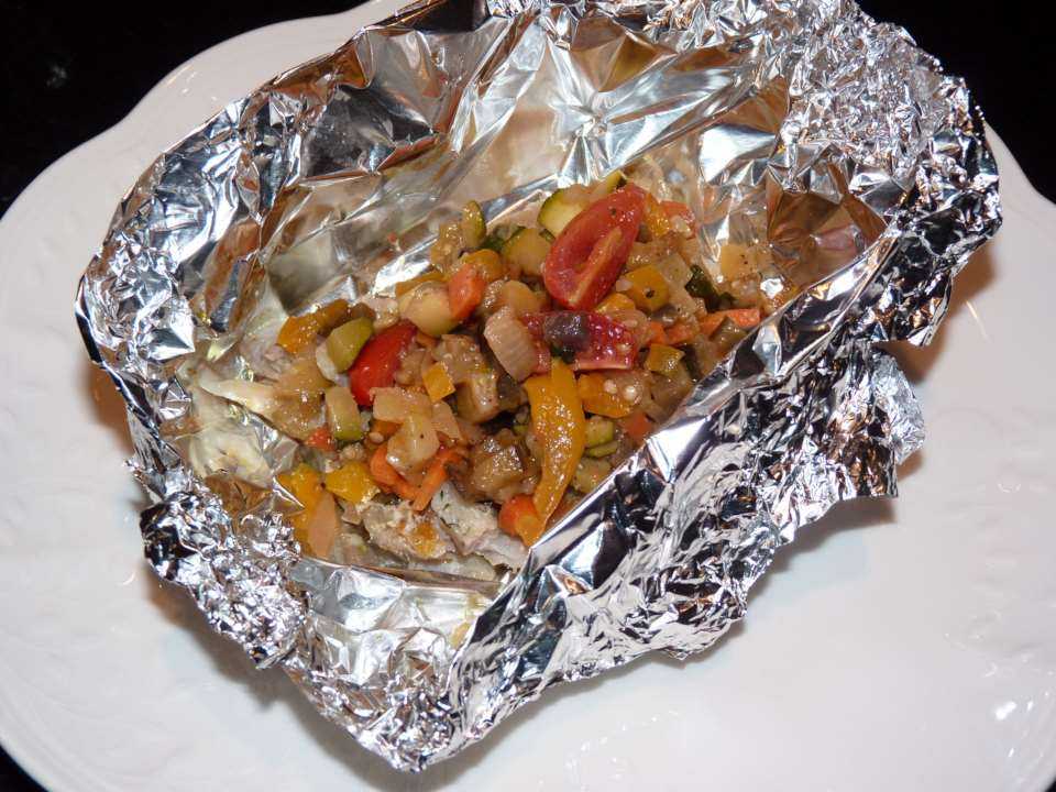 Рыба в фольге запеченная с овощами в духовке рецепт с фото пошагово и видео - 1000.menu