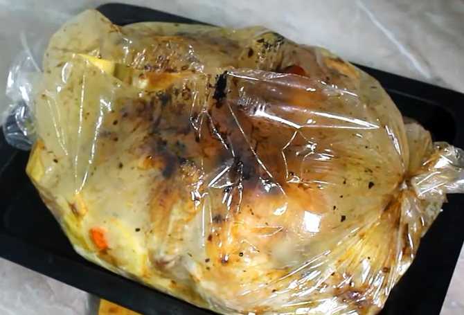 Сочная курица с хрустящей корочкой запеченная в духовке целиком – самые вкусные рецепты в рукаве