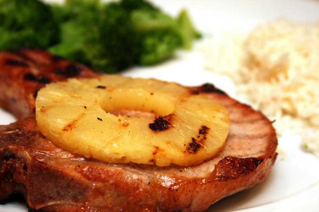 Мясо с ананасами в духовке - рецепты запеченной курицы, свинины, говядины с сыром, картошкой и грибами