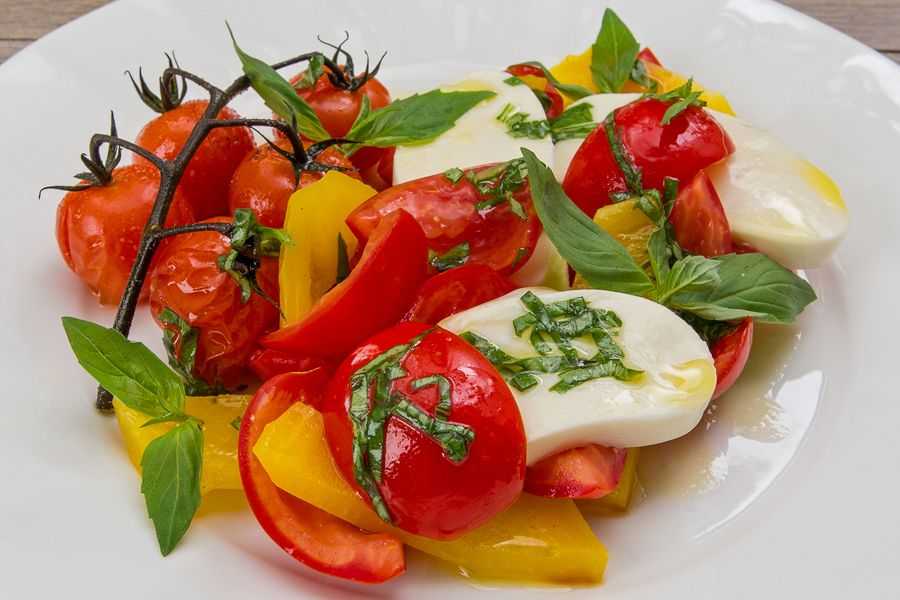 Салат капрезе с помидорами и моцареллой. классический итальянский рецепт и оригинальные закуски