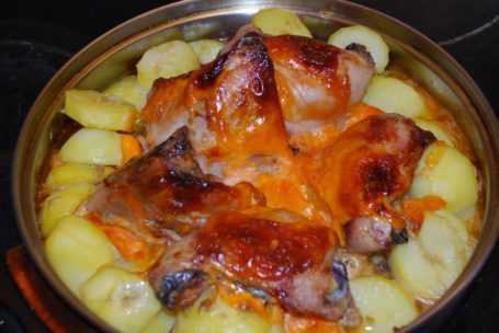 Куриные бедра с картошкой в духовке – 8 рецептов приготовления