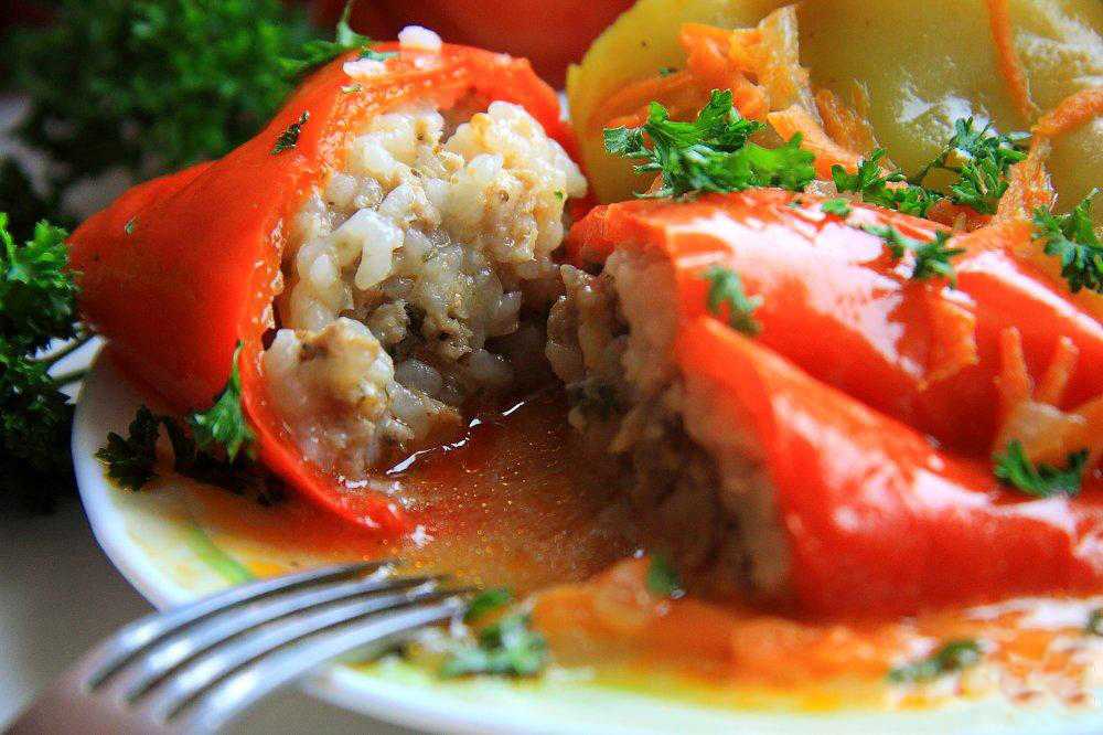 Фаршированные перцы в томатной пасте с кедровыми орешками рецепт с фото пошагово и видео — готовим вместе