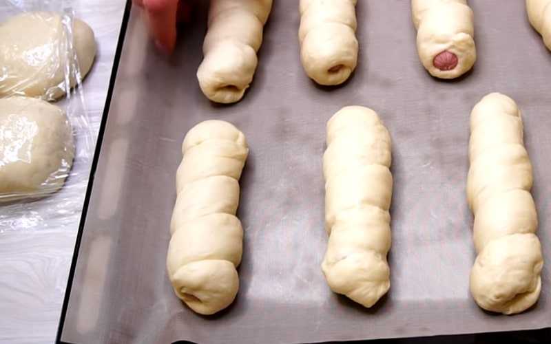 Сосиски в слоеном тесте в духовке — 10 пошаговых рецептов приготовления