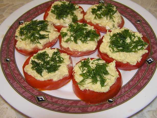 Как приготовить вкусные помидоры, фаршированные сыром и чесноком по рецепту с фото