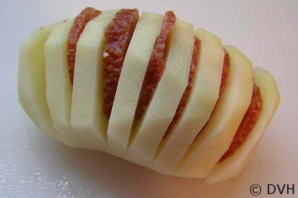 Колбаски с картофелем запеченные в духовке