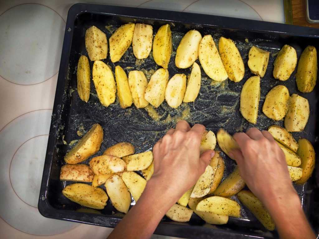 Картошка по-деревенски в духовке: 10 простых и быстрых рецептов