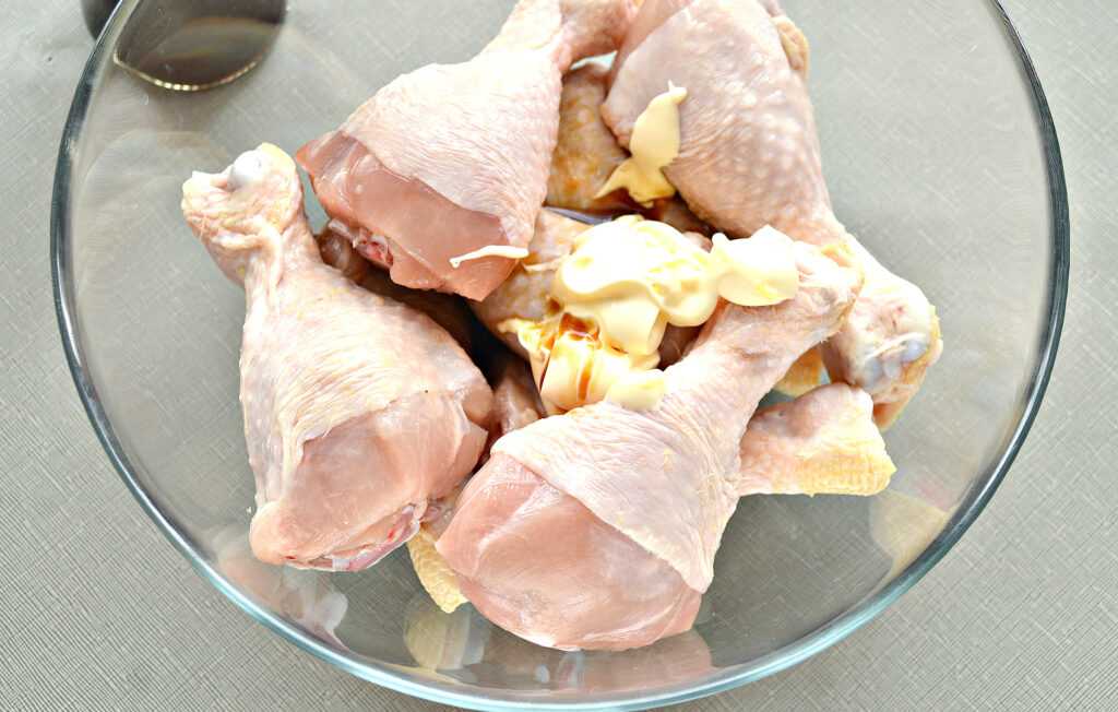 Куриные голени в сметане в духовке