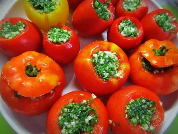 Малосольные помидоры: рецепт быстрого приготовления в кастрюле, в банке, с огурцами, фаршированные