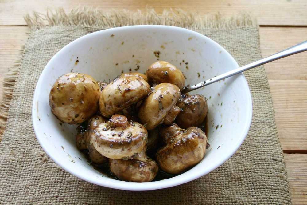 Шампиньоны на мангале – рецепты маринада и особенности приготовления грибного шашлыка