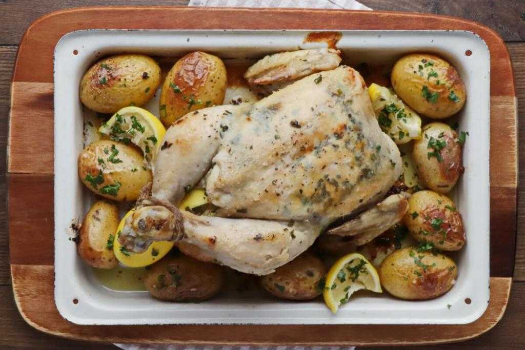 Как приготовить курицу с картошкой в духовке - 15 самых вкусных рецептов