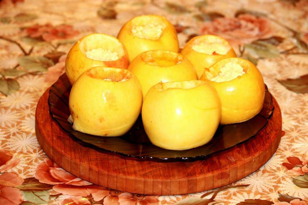Запечённые яблоки в духовке с мёдом и корицей