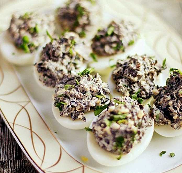 Фаршированные яйца с грибами, рецепт с фото — wowcook.net