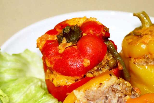 Фаршированный перец тушеный в томатном соке: кулинарный рецепт с фото