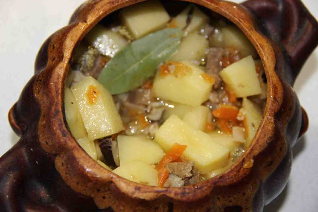 Картошка в горшочках - сытный вариант жаркого к вашему столу: рецепт с фото