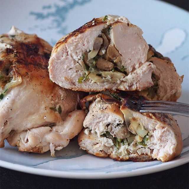 Фаршированные куриные грудки — 6 рецептов на сковороде и в духовке