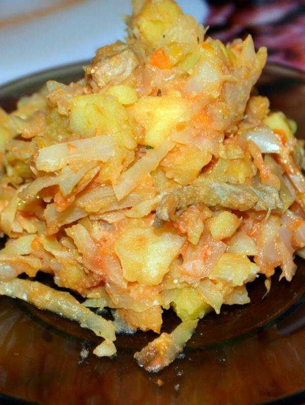 Картошка с капустой в кастрюле
