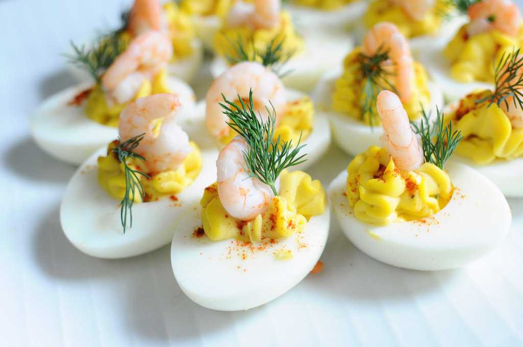 Фаршированные яйца — 25 вариантов начинки с фото