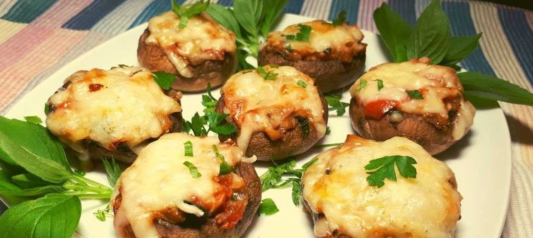 Грибы шампиньоны с сыром и помидорами в духовке рецепт с фото пошагово и видео - 1000.menu