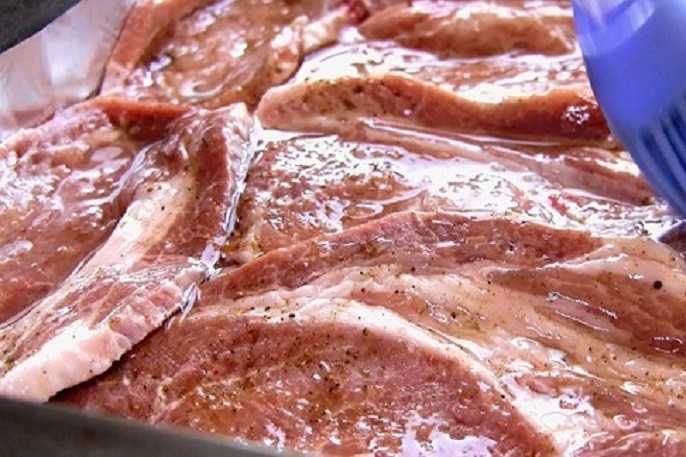 Отбивные из свинины в духовке — 8 рецептов мягких и сочных свиных биточков