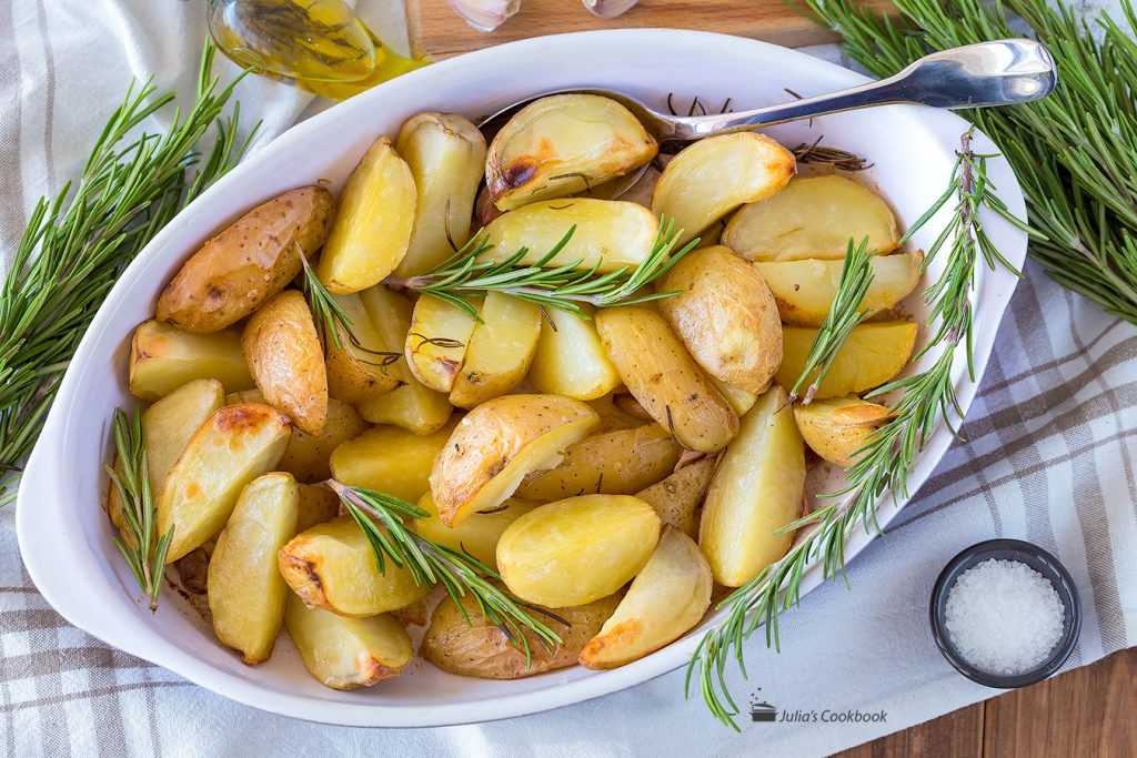 Картофель с чесноком и розмарином, запеченный в духовке [ рецепт ]