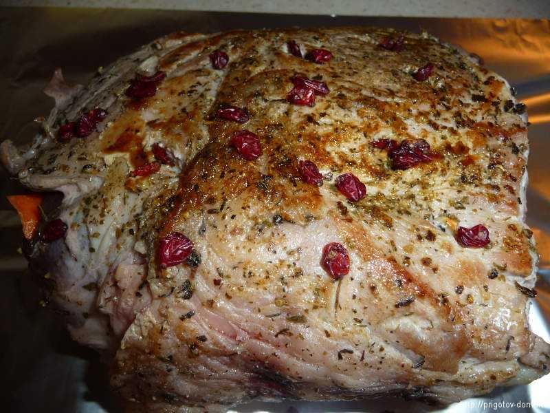 Свинина в духовке — 7 вкусных рецептов сочной и мягкой свинины