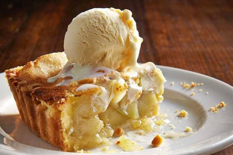 Яблочный пирог на сметане вкуснее шарлотки – три любимых рецепта