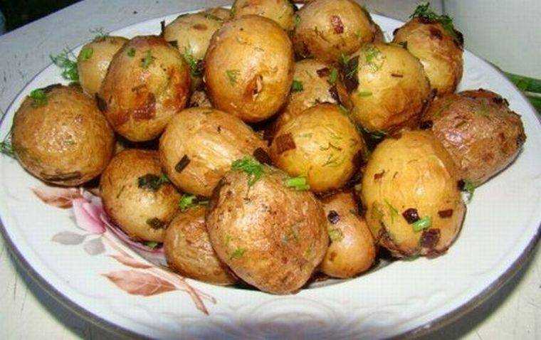 Запеченная в духовке картошка в мундире: 3 быстрых варианта