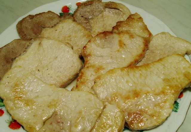Отбивные из свинины с грибами в духовке под сметанным соусом