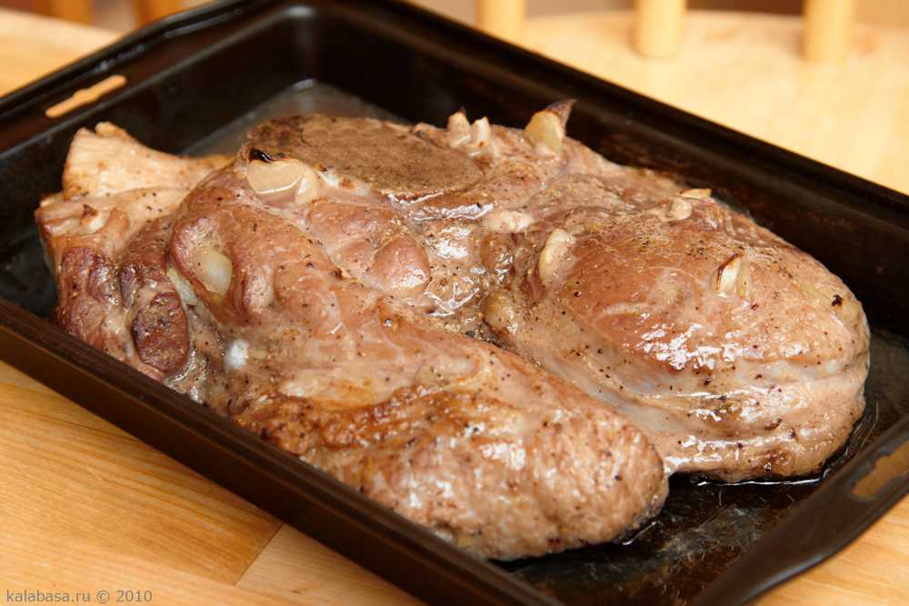 Как приготовить лопатку свинины в духовке