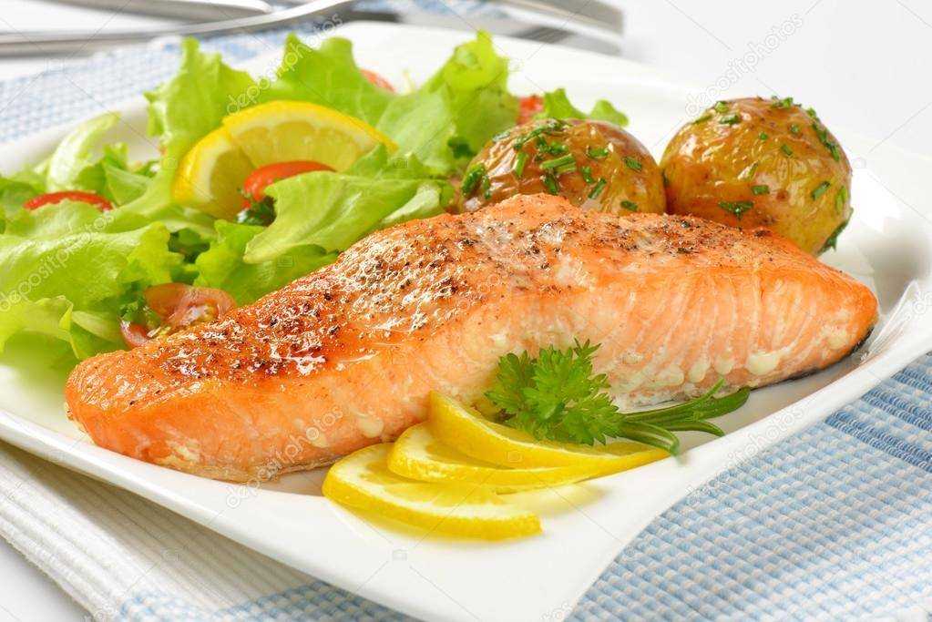 Запеченный лосось в духовке: как вкусно приготовить?