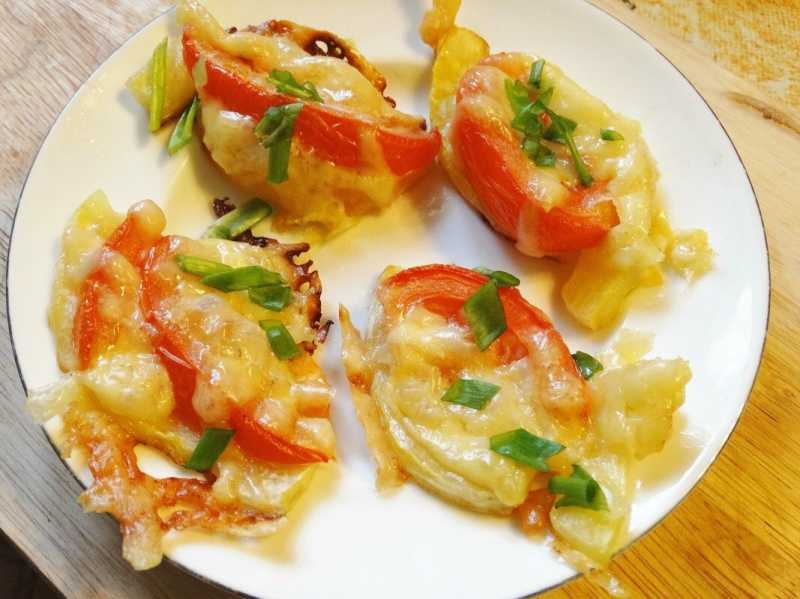 Кабачки с чесночком, помидорами и сыром. 4 вкусных рецепта