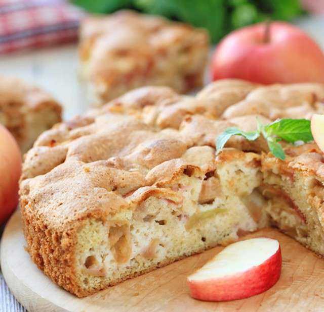 Пышная шарлотка с яблоками — 10 рецептов в духовке