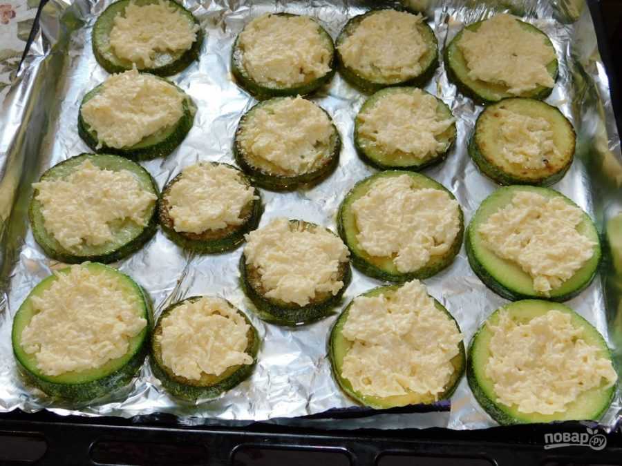 Кабачки запеченные в духовке с зеленью, сыром и сметаной рецепт с фото пошагово - 1000.menu