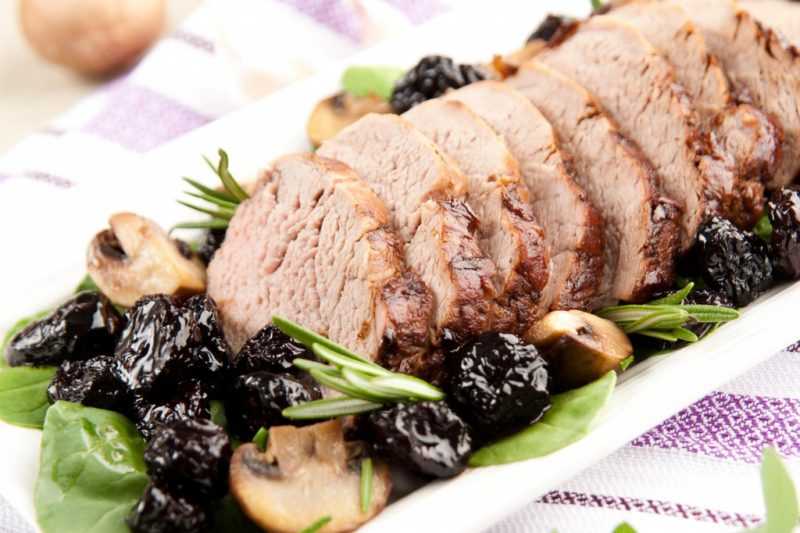 Свинина с черносливом в духовке – 10 простых и вкусных рецептов