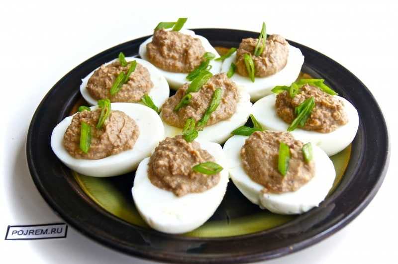 Яйца фаршированные печенью трески рецепт с фото пошагово - 1000.menu