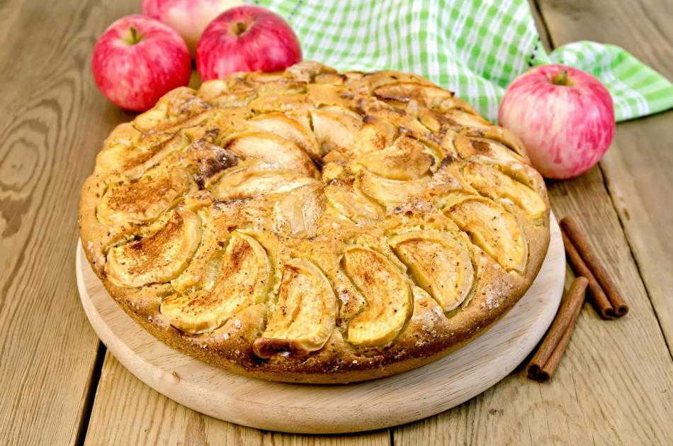 Пышная шарлотка с яблоками — 10 рецептов в духовке