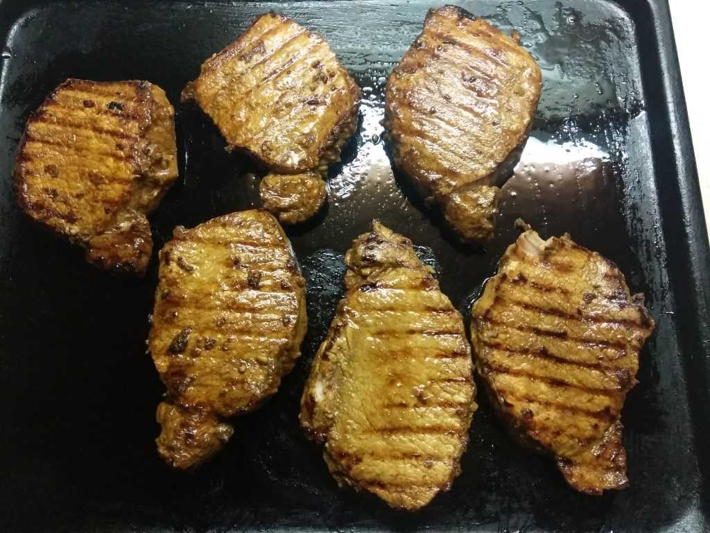 Как приготовить вкусный стейк из свинины на сковороде-гриль