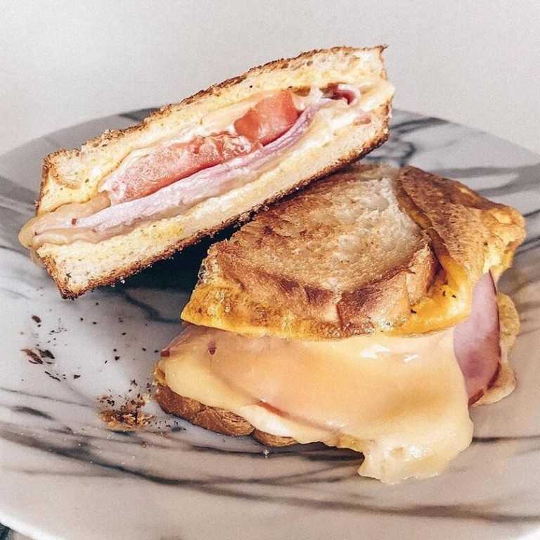 Сэндвич с сыровяленым беконом и сыром на гриле рецепт с фото пошагово - 1000.menu